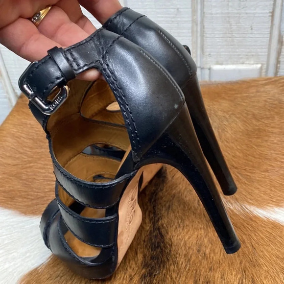 Women’s Michael kors heel shoes size 6.5 chexk them out thanks 🙏 - Picture 5 of 9